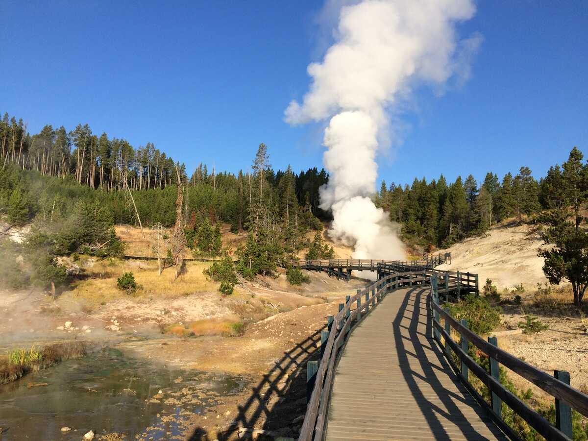 yellowstone-hot-spring-steam.jpg